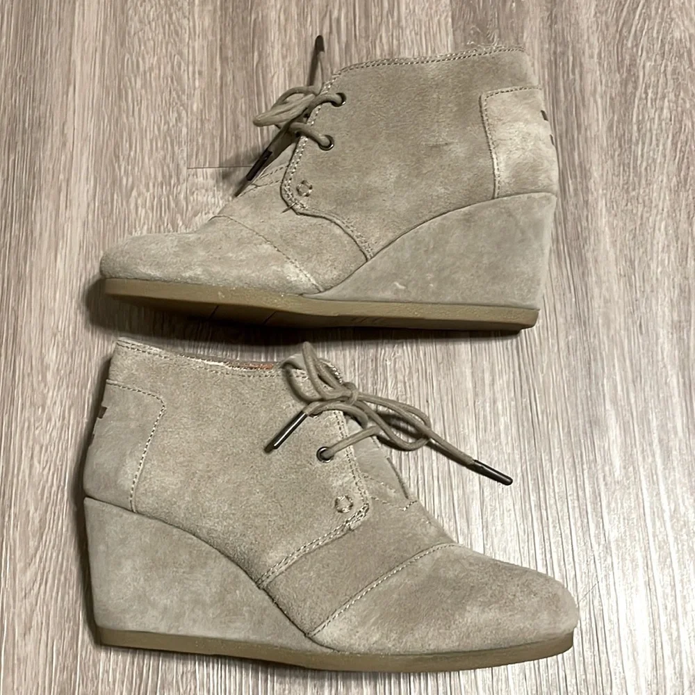 Tom’s Women’s Wedge Ankle Booties Size 6.5 Desert Sands Tan Suede Lace Up